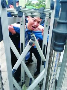 律師王甫在試圖跑進衡陽中院大門時被圍攻者阻止，西服和襯衣被撕爛。