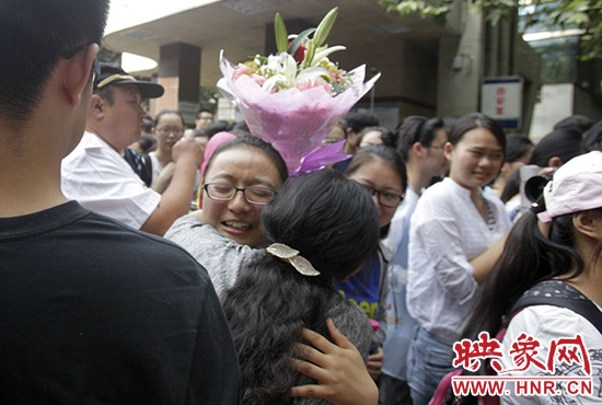 沖向你，給你一個深情的擁抱。