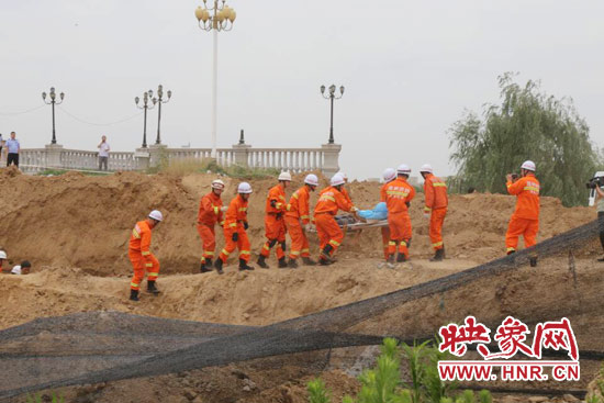 12點(diǎn)07分，又一人被抬出
