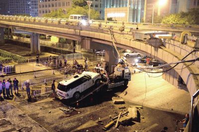 路虎車被扶正后，救援車將其拖離現(xiàn)場。