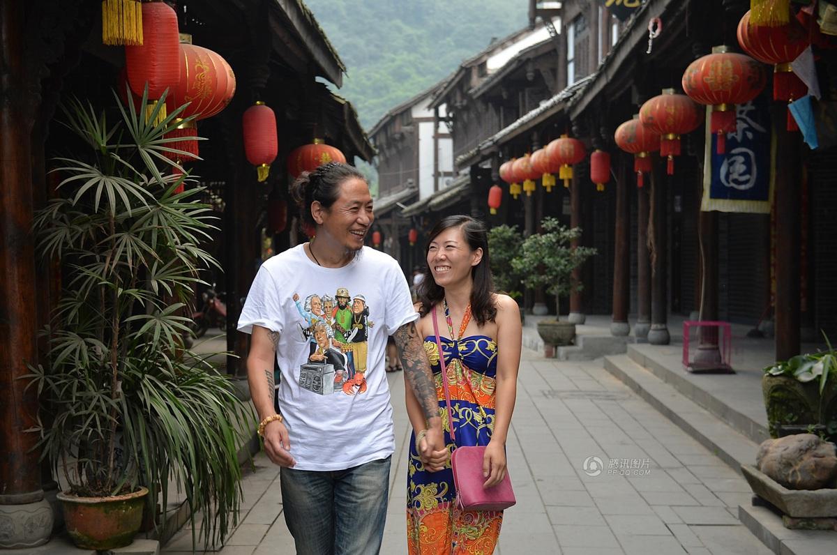 圖為7月20日，顧少強(qiáng)和老公于夫在成都街子古鎮(zhèn)，兩人剛于7月6日登記結(jié)婚。王勤/CFP