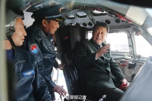 2015年2月16日，習(xí)近平登上戰(zhàn)機(jī)，坐進(jìn)駕駛艙，了解裝備性能，體驗(yàn)操作使用。
