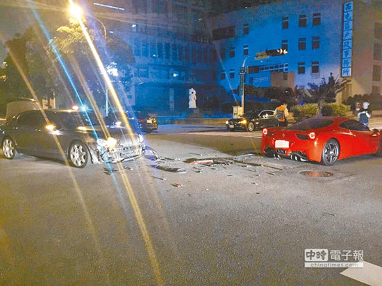 圖為車號8889的法拉利（右）和車號9888的賓利車（左）發(fā)生擦撞，法拉利車身嚴重損毀。