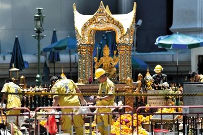 18日，泰國曼谷四面佛前，救援人員在爆炸現(xiàn)場進行清理。四面佛附近17日晚發(fā)生爆炸，造成6名中國公民死亡，20余人受傷。