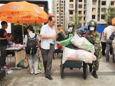 9月8日，天津濱海海港城小區(qū)，武警幫助居民搬東西。