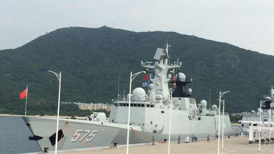 中國海軍艦艇編隊(duì)12日上午從三亞起航，參加“和平友誼-2015”中馬兩軍首次實(shí)兵聯(lián)演。