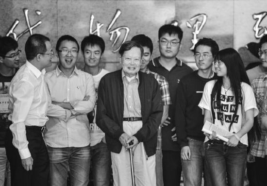 楊振寧與中國(guó)科大的同學(xué)合影。