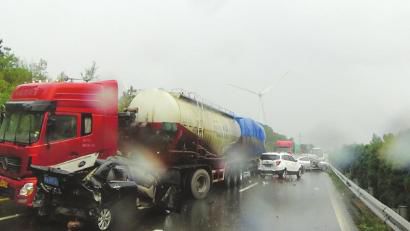 西攀高速公路追尾事故現(xiàn)場。