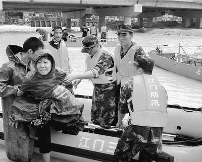 5日，廣東江門市邊防官兵解救被洪水圍困的群眾。 廖 鍵攝（人民視覺(jué)）