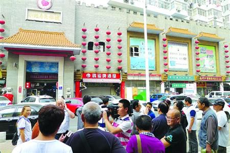 青島宰客海鮮店成“景點(diǎn)”，游人“參觀”拍照。