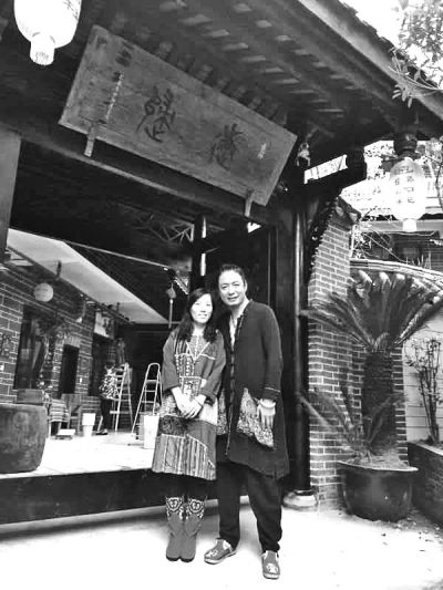 顧少?gòu)?qiáng)和丈夫在自己的客棧前合影,作為結(jié)婚照。照片由受訪者提供