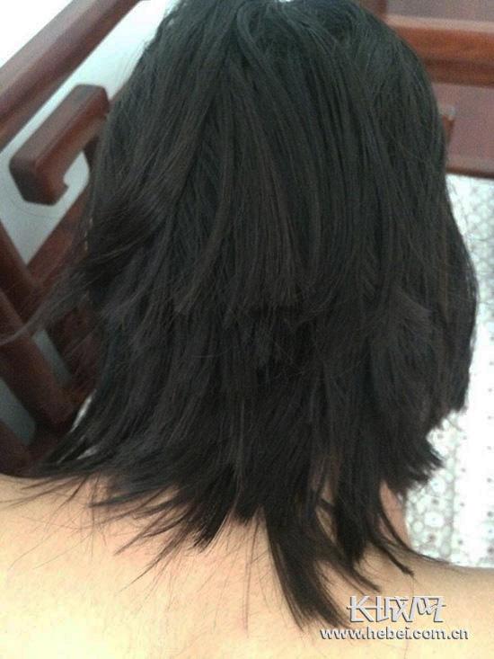 唐山市第六十二中學(xué)高一女生王某被老師剪得七零八碎的頭發(fā)。學(xué)生家長陳女士/供圖