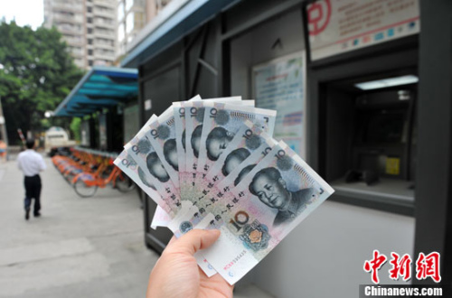 “如果是千元左右的跨行轉(zhuǎn)賬，都會(huì)先充值到支付寶，然后再轉(zhuǎn)到相應(yīng)銀行賬戶中”，肩負(fù)3000多元月供的北京白領(lǐng)小李告訴中新網(wǎng)記者，這樣操作起來(lái)方便、省時(shí)，還免去下載好幾個(gè)銀行客戶端的麻煩。