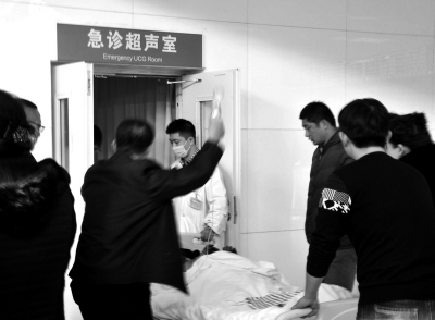 在寧夏醫(yī)科大學(xué)總醫(yī)院，一名傷者被緊急送往超聲室檢查。