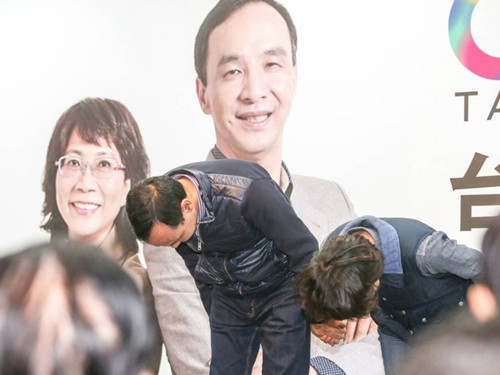 國民黨明天下午將召開臨時中常會，決定由誰擔任代理主席。圖為朱立倫與王如玄上午到競選總部，向支持自己競選的志工們一一致意，感謝他們的陪伴。圖片來源：臺灣《聯(lián)合報》