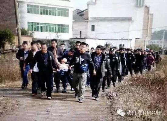 聶露勇被抓獲時(shí)畫面。