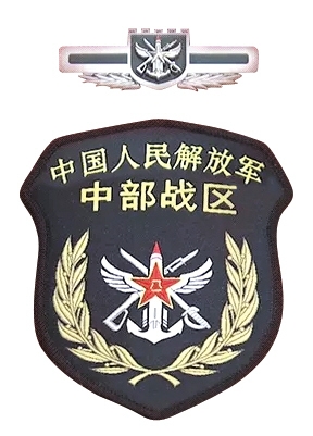 習(xí)近平將軍旗授予東部戰(zhàn)區(qū)司令員劉粵軍、政治委員鄭衛(wèi)平。