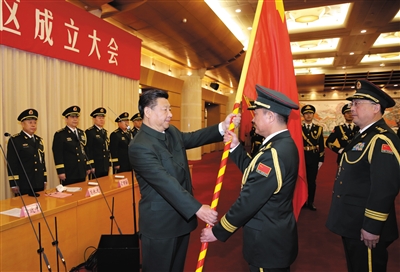習(xí)近平將軍旗授予東部戰(zhàn)區(qū)司令員劉粵軍、政治委員鄭衛(wèi)平。