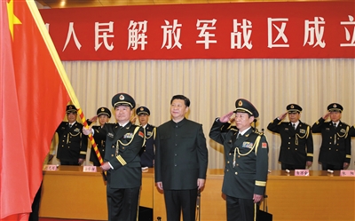 習(xí)近平將軍旗授予南部戰(zhàn)區(qū)司令員王教成、政治委員魏亮。