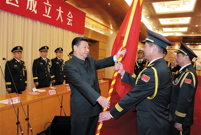 習(xí)近平將軍旗授予西部戰(zhàn)區(qū)司令員趙宗岐、政治委員朱福熙。
