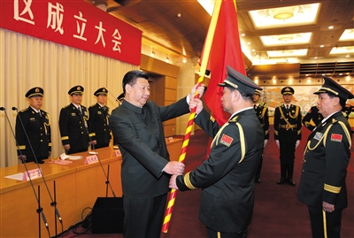 習(xí)近平將軍旗授予北部戰(zhàn)區(qū)司令員宋普選、政治委員褚益民。
