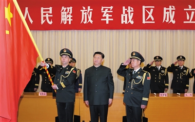 習(xí)近平將軍旗授予中部戰(zhàn)區(qū)司令員韓衛(wèi)國、政治委員殷方龍。