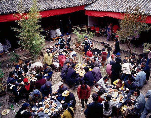 貴州畢節(jié)織金縣板橋鄉(xiāng)政府公職人員在整頓村民亂辦酒席時，雙方發(fā)生沖突并互有出手。
