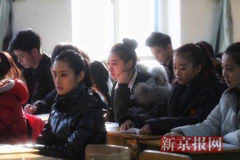 主持系考生正在備考區(qū)等待考試。
