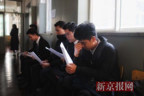 主持系考生正在備考區(qū)等待考試。