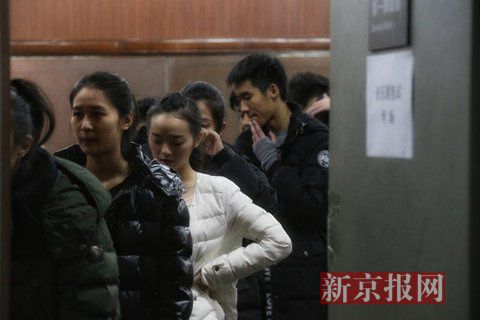 音樂劇系考生在備考區(qū)域等待考試。新京報記者 周崗峰 攝