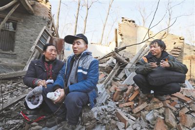 2014年1月，取保候?qū)彽乃螤幑夂透改缚粗鴼垟〉姆孔?，默默流淚
