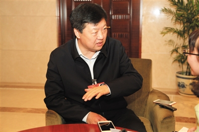 昨日下午，全國人大代表、哈爾濱市長宋希斌在駐地接受新京報(bào)記者專訪。張磊 攝