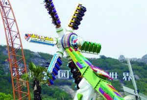 3月28日零點剛過幾分鐘，上海迪士尼6月16日開園日的門票就宣告售罄，巨大的訪問量一度導(dǎo)致票務(wù)系統(tǒng)出現(xiàn)間歇性故障，被網(wǎng)友調(diào)侃“激烈程度堪比春運”。網(wǎng)上甚至有“黃?！睂⒁粡堥_園門票炒到幾千元。