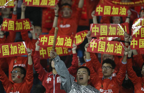 中國(guó)隊(duì)球迷在看臺(tái)上為球隊(duì)加油。新華社發(fā)