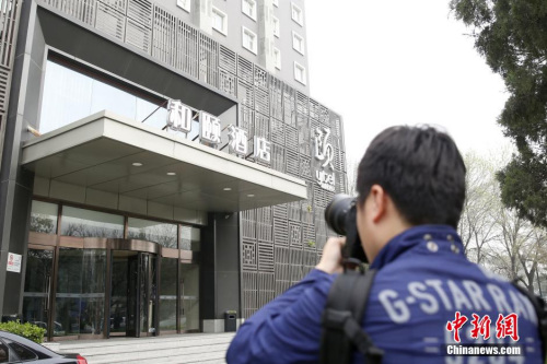 媒體記者關(guān)注北京“和頤酒店女生遇襲”事件。 圖片來源：視覺中國