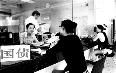 由于網銀和柜臺同時開售，部分銀行網點甚至來不及賣出一筆就發(fā)現額度全部被搶光供圖/視覺中國