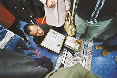 在賣藝時(shí)，李大鵬會(huì)把判決結(jié)果掛在胸前
