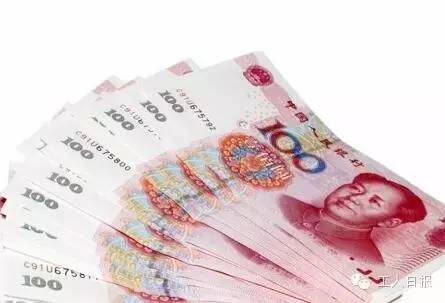 按照4月1日起上海執(zhí)行的月最低工資標(biāo)準(zhǔn)2190元計(jì)算，勞動(dòng)者在5月1日當(dāng)天加班，每天的加班工資至少有302元。如果3天都加班、不調(diào)休，加班工資至少有704元。