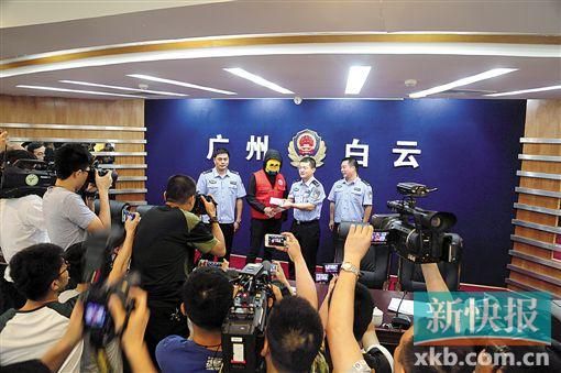 因舉報涉毒案件線索而獲獎的“快遞小哥”戴著面具領(lǐng)取獎金。