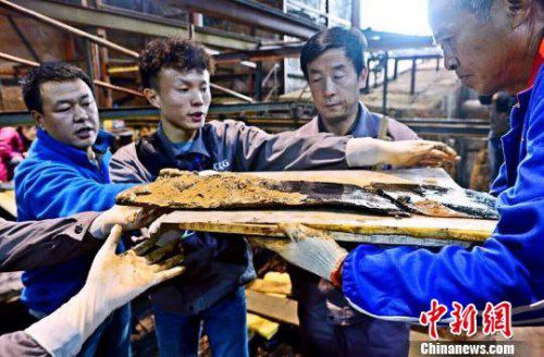 圖為南昌西漢海昏侯墓主槨室考古發(fā)掘現(xiàn)場出土了一組漆器“屏風(fēng)”。　郭晶 攝