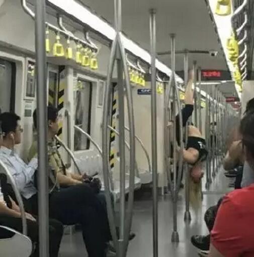女子在地鐵上跳鋼管舞。