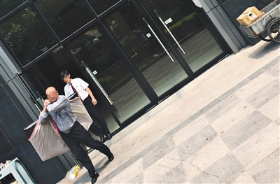 昨日11時(shí)許，新華聯(lián)國際公寓門口，一男子將電視等賭具轉(zhuǎn)移，后被警方控制