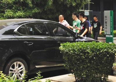 昨日下午，北京警方從新華聯(lián)國際公寓內(nèi)帶出一名男子