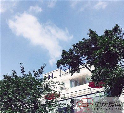 書店外觀設(shè)計感十足。