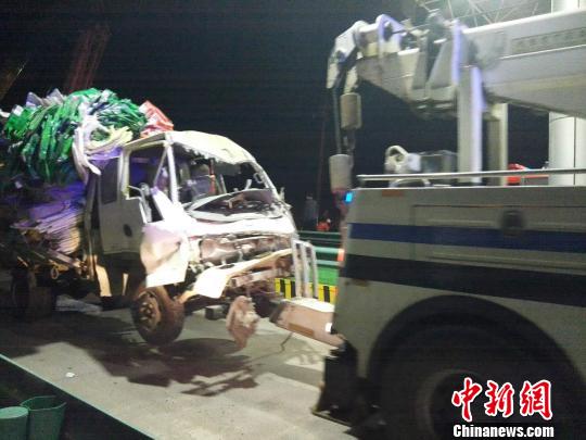 圖為事故清障車運送受損車輛。
