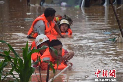 資料圖：6月20日，貴州省黔西南州暴雨成災(zāi)。圖為消防員抗洪救人?！∏髂舷?攝
