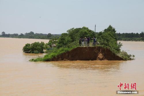 資料圖：6月21日，江西鄱陽縣濱田水庫泄洪道河堤(濱田河)潰口現(xiàn)場。 王劍 攝