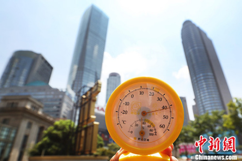 7月26日中午12點(diǎn)39分，南京街頭高溫逼人，用溫度計(jì)測量的實(shí)時(shí)溫度超過40攝氏度。 中新社記者 泱波 攝