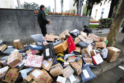 2015年11月19日，江蘇省南京市，河海大學(xué)校園外的路上大堆的快遞。圖/視覺中國(guó)