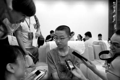 14歲的最小新生黃家琪淡定接受記者群訪。